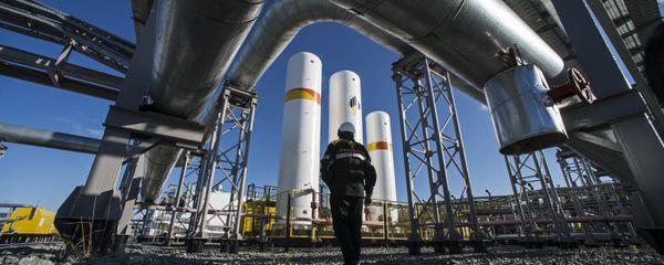 A worker of RN-Purneftegaz, a daughter company of Rosneft, is seen here at the boosting compressor station of the Kharampur gas field, Yamal Nenets Autonomous Area - Sputnik International