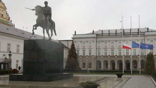 Poland's , European Union and NATO flags are lowered to half staff in front of the Presidential Palace in Warsaw, Poland - Sputnik International