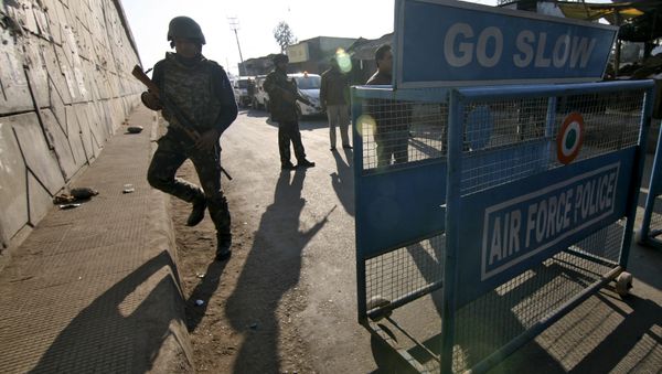 Indian security personnel stand guard next to a barricade outside the Indian Air Force (IAF) base at Pathankot in Punjab, India, January 2, 2016 - Sputnik International