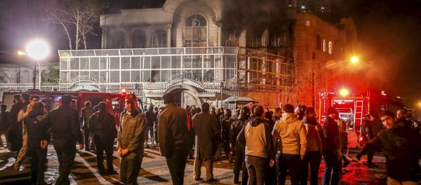 Smoke rises from Saudi Arabia's embassy during a demonstration in Tehran January 2, 2016 - Sputnik International