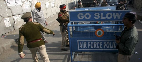 Indian security personnel place a barricade on a road outside the Indian Air Force (IAF) base at Pathankot in Punjab, India, January 3, 2016 - Sputnik International