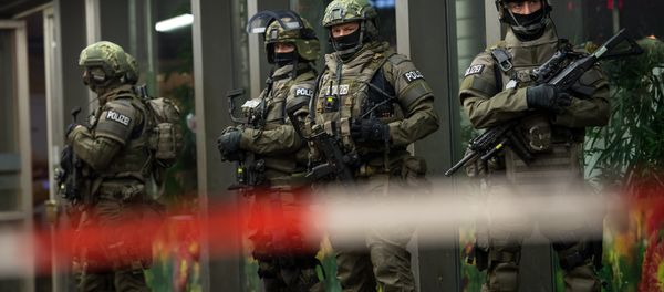 German special police stand in front of the Munich, southern Germany, main train station Thursday evening, Dec. 31, 2015 after police warned of 'imminent threat' of terror attack and ordered two train stations to be cleared German special police stand in front of the Munich, southern Germany, main train station Thursday evening, Dec. 31, 2015 after police warned of 'imminent threat' of terror attack and ordered two train stations to be cleared - Sputnik International