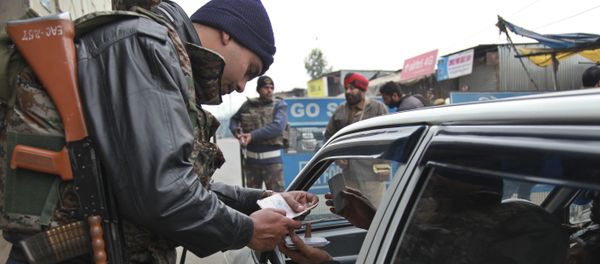 Indian security personnel check people entering an airbase in Pathankot, India, Monday, Jan. 4, 2016 - Sputnik International