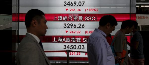 People walk past a panel displaying Chinese stock market indexes in Hong Kong, China January 4, 2016 - Sputnik International