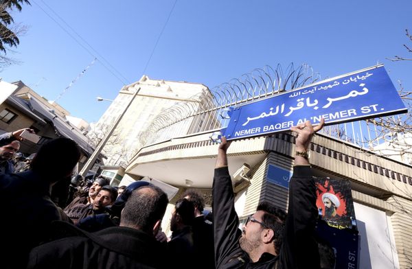 An Iranian protester holds up a street sign with the name of Shi'ite cleric Sheikh Nimr al-Nimr during a demonstration against the execution of Nimr in Saudi Arabia, outside the Saudi Arabian Embassy in Tehran January, 3, 2016 - Sputnik International