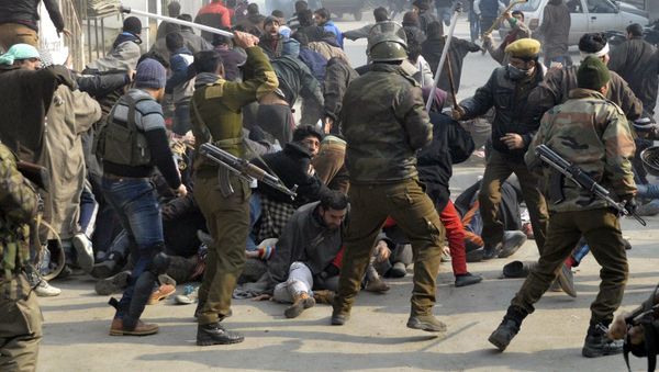 Indian police officers wield their batons against Kashmiri Shi'ite Muslims during a protest against the execution of cleric Nimr al-Nimr, who was executed along with others in Saudi Arabia, in Srinagar January 3, 2016 - Sputnik International