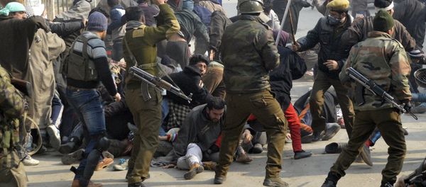 Indian police officers wield their batons against Kashmiri Shi'ite Muslims during a protest against the execution of cleric Nimr al-Nimr, who was executed along with others in Saudi Arabia, in Srinagar January 3, 2016 - Sputnik International