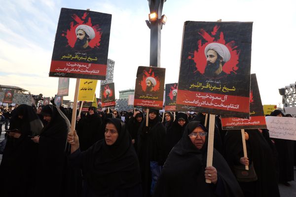 Iranian women gather during a demonstration against the execution of prominent Shiite Muslim cleric Nimr al-Nimr (portrait) by Saudi authorities, at Imam Hossein Square in the capital Tehran on January 4, 2016 - Sputnik International