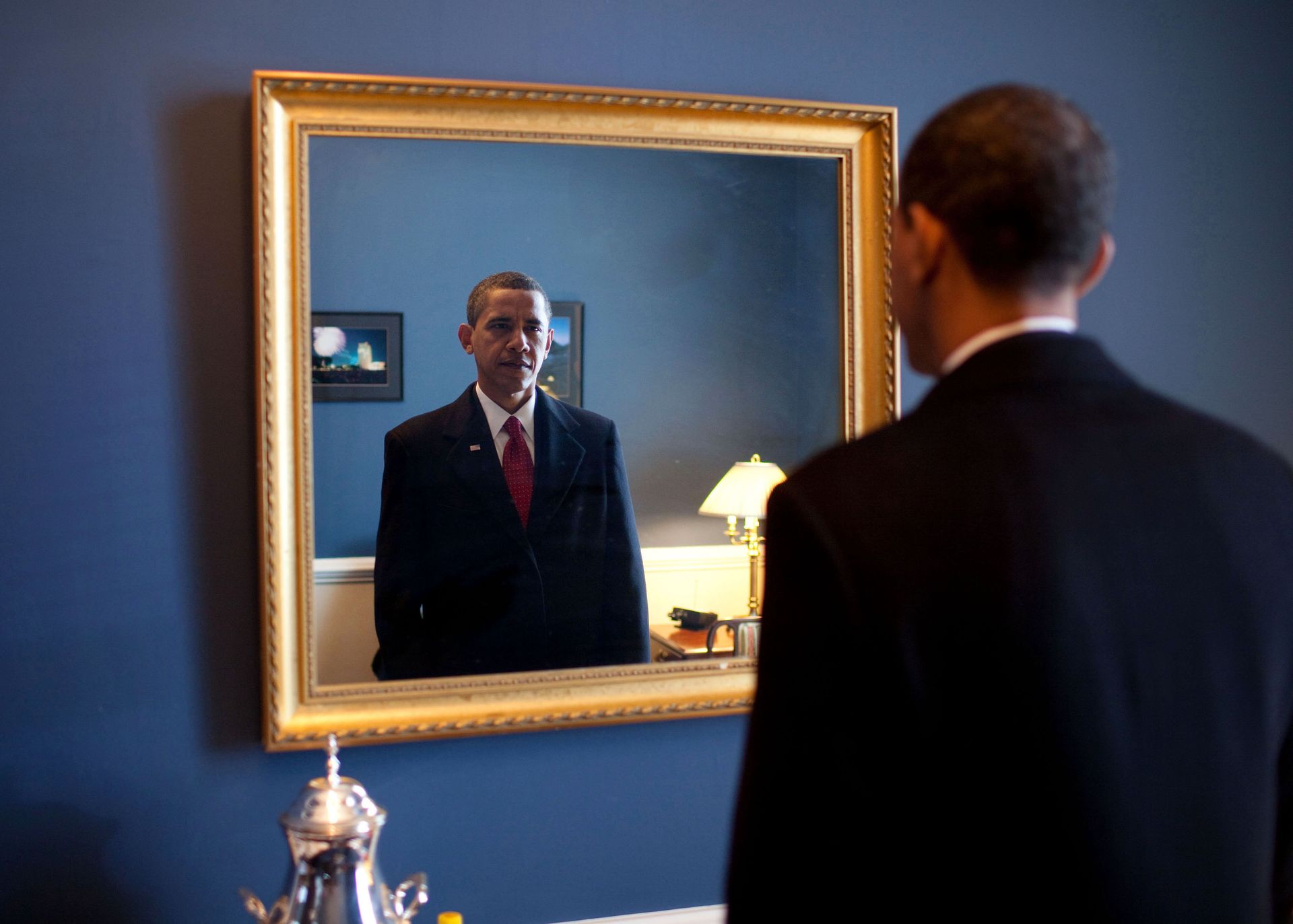 Jan. 20, 2009. President-elect Barack Obama was about to walk out to take the oath of office. Backstage at the U.S. Capitol, he took one last look at his appearance in the mirror Jan. 20, 2009. President-elect Barack Obama was about to walk out to take the oath of office. Backstage at the U.S. Capitol, he took one last look at his appearance in the mirror - Sputnik International, 1920, 19.01.2025