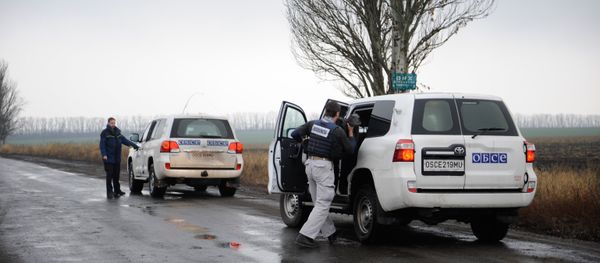 OSCE monitoring mission observers near the village of Zaichenko, Donetsk Region - Sputnik International