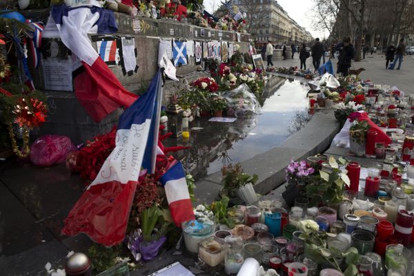 People stand next to the makeshift memorial in tribute to the victims of the Paris terror attacks, on January 4, 2016, at the Place de la Republique in Paris. - Sputnik International