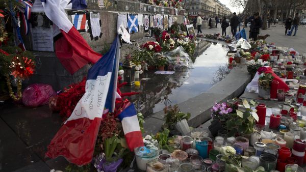People stand next to the makeshift memorial in tribute to the victims of the Paris terror attacks, on January 4, 2016, at the Place de la Republique in Paris. - Sputnik International