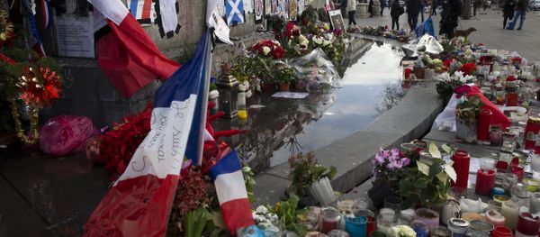 People stand next to the makeshift memorial in tribute to the victims of the Paris terror attacks, on January 4, 2016, at the Place de la Republique in Paris. People stand next to the makeshift memorial in tribute to the victims of the Paris terror attacks, on January 4, 2016, at the Place de la Republique in Paris. - Sputnik International