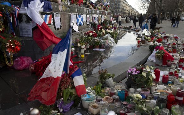 People stand next to the makeshift memorial in tribute to the victims of the Paris terror attacks, on January 4, 2016, at the Place de la Republique in Paris. People stand next to the makeshift memorial in tribute to the victims of the Paris terror attacks, on January 4, 2016, at the Place de la Republique in Paris. - Sputnik International