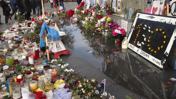 People stand next to the makeshift memorial in tribute to the victims of the Paris terror attacks, on January 4, 2016, at the Place de la Republique in Paris. - Sputnik International