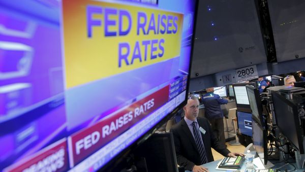 Traders work on the floor of the New York Stock Exchange (NYSE) shortly after the announcement that the U.S. Federal Reserve had hiked interest rates for the first time in nearly a decade in New York, December 16, 2015 - Sputnik International