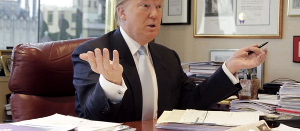 Donald Trump works at his desk. - Sputnik International