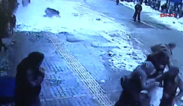 Awesome Snowfall From The Roof of Building Burying Unlucky Pedestrian Awesome Snowfall From The Roof of Building Burying Unlucky Pedestrian - Sputnik International