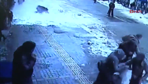 Awesome Snowfall From The Roof of Building Burying Unlucky Pedestrian - Sputnik International