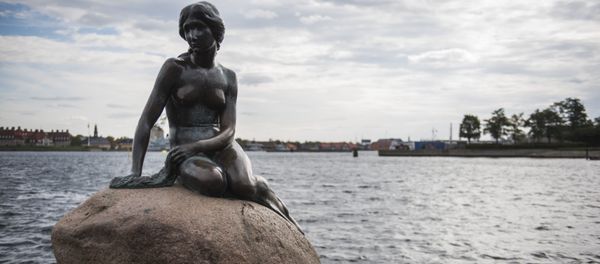 The bronze statue The Little Mermaid is seen at the harbour in Copenhagen - Sputnik International