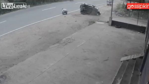 Dog causes rickshaw accident - Sputnik International