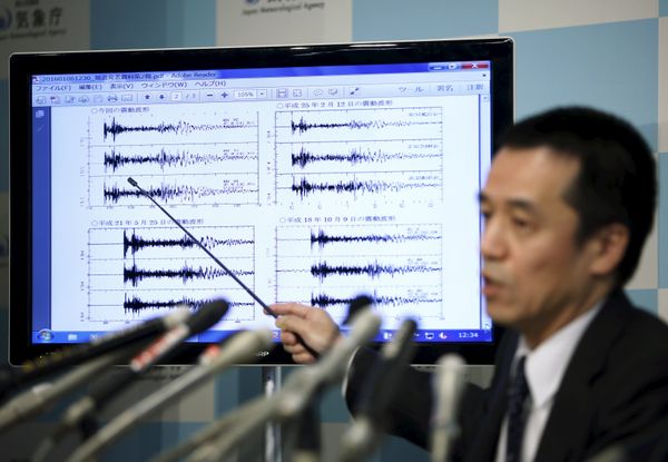 Hasegawa points at a graph of ground motion waveform data observed in Japan during a news conference at the Japan Meteorological Agency in Tokyo - Sputnik International