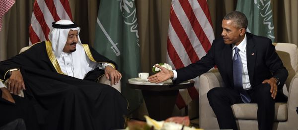 U.S President Barack Obama reaches out to shake hands with King Salman of Saudi Arabia at the G-20 Summit in Antalya, Turkey, Sunday, Nov. 15, 2015 - Sputnik International