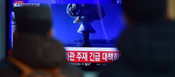 People watch a news report on North Korea's first hydrogen bomb test at a railroad station in Seoul on January 6, 2016. People watch a news report on North Korea's first hydrogen bomb test at a railroad station in Seoul on January 6, 2016. - Sputnik International