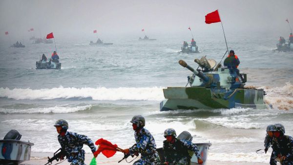 Chinese amphibious tanks and marines storm a beachhead in an amphibious assault drill during the third phase of the Sino-Russian joint military exercise - Sputnik International