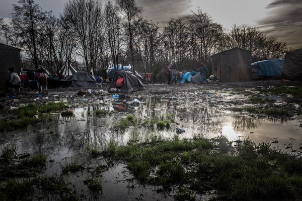 Dunkirk refugee camp surrounded by mud and puddles. Dunkirk refugee camp surrounded by mud and puddles. - Sputnik International