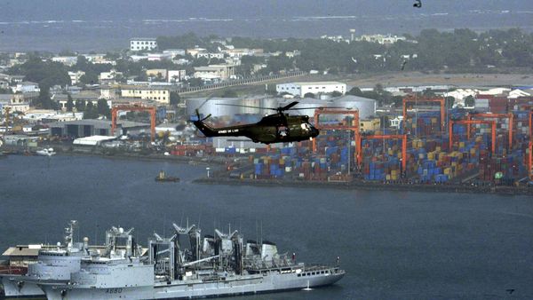 Helicopter flies over Djibouti harbour as part of city is seen, background Helicopter flies over Djibouti harbour as part of city is seen, background - Sputnik International