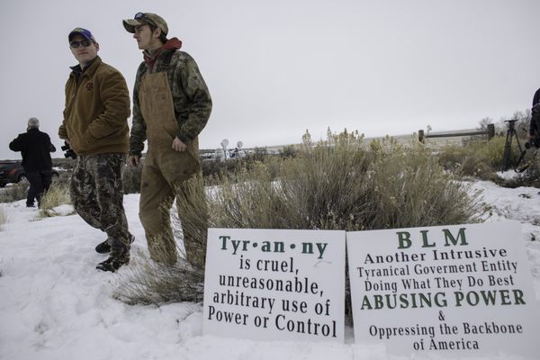Members of an armed anti-government militia, monitor the entrance to the Malheur National Wildlife Refuge Headquarters near Burns, Oregon. - Sputnik International
