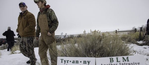 Members of an armed anti-government militia, monitor the entrance to the Malheur National Wildlife Refuge Headquarters near Burns, Oregon. - Sputnik International