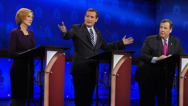Ted Cruz talks about the mainstream media as Carly Fiorina and Chris Christie look on. - Sputnik International