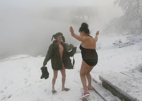 Hot Diggety! Winter Swimming Club in Siberia - Sputnik International