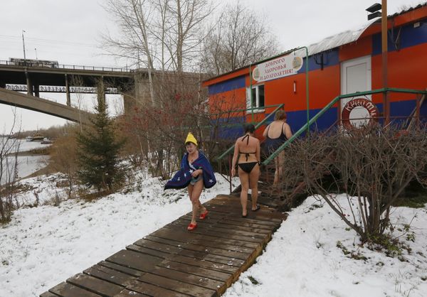 Hot Diggety! Winter Swimming Club in Siberia - Sputnik International