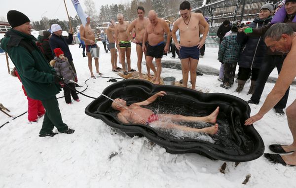 Hot Diggety! Winter Swimming Club in Siberia - Sputnik International