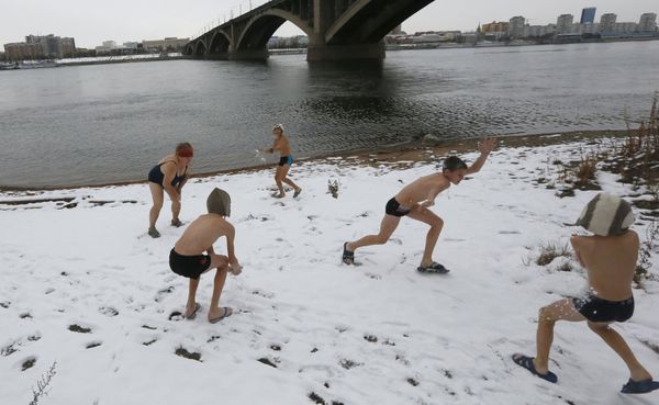 Hot Diggety! Winter Swimming Club in Siberia - Sputnik International