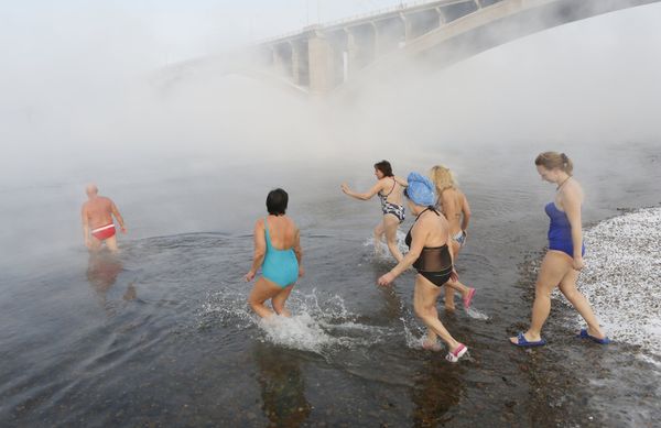 Hot Diggety! Winter Swimming Club in Siberia - Sputnik International