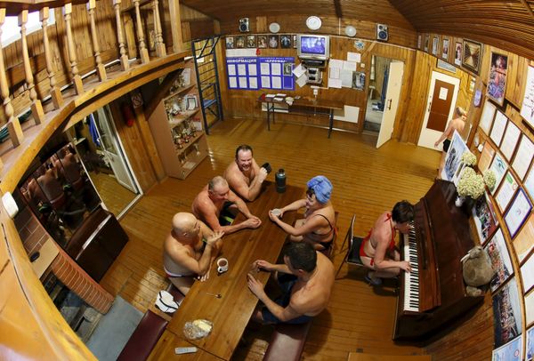 Hot Diggety! Winter Swimming Club in Siberia - Sputnik International