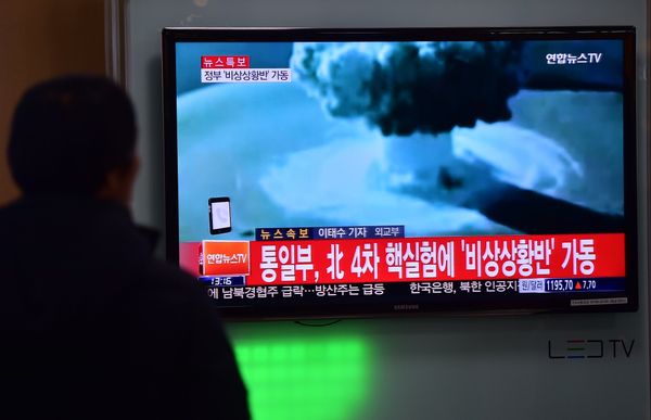 People watch a news report on North Korea's first hydrogen bomb test at a railroad station in Seoul on January 6, 2016 - Sputnik International