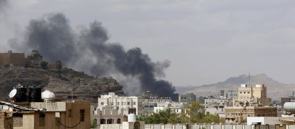 Smoke rises after a Saudi-led airstrike hit a site in Yemen - Sputnik International