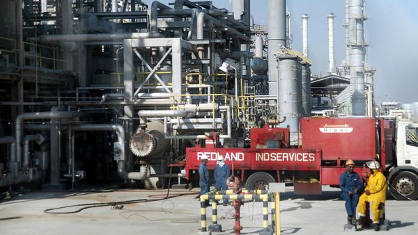 Workers rest at Ras Tannura's oil production plant near Dammam in Saudi Arabia's eastern province - Sputnik International