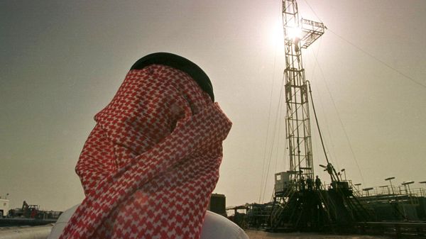 Khaled al Otaiby, an official of the Saudi oil company Aramco watches progress at a rig at the al-Howta oil field. - Sputnik International