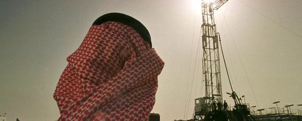 Khaled al Otaiby, an official of the Saudi oil company Aramco watches progress at a rig at the al-Howta oil field. fiel photo - Sputnik International