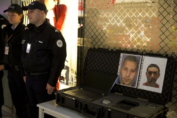 Police officers stand next to the wanted notice of terrorist Salah Abdeslam (L) and Mohamed Abrini on December 3, 2015 at the Roissy-Charles-de-Gaulle airport in Roissy-en-France, outside Paris. Police officers stand next to the wanted notice of terrorist Salah Abdeslam (L) and Mohamed Abrini on December 3, 2015 at the Roissy-Charles-de-Gaulle airport in Roissy-en-France, outside Paris. - Sputnik International