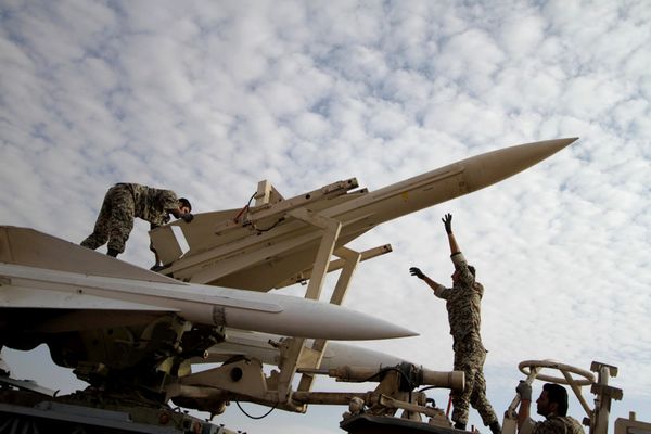 Iranian soldiers prepare to launch a Hawk surface-to-air missile during military maneuvers at an undisclosed location Iranian soldiers prepare to launch a Hawk surface-to-air missile during military maneuvers at an undisclosed location - Sputnik International