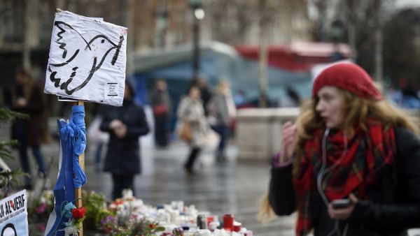 A picture taken on January 7, 2016 shows a woman standing in front of a makeshift memorial for the victims of Paris attacks at the Place de la Republique in Paris. A picture taken on January 7, 2016 shows a woman standing in front of a makeshift memorial for the victims of Paris attacks at the Place de la Republique in Paris. - Sputnik International