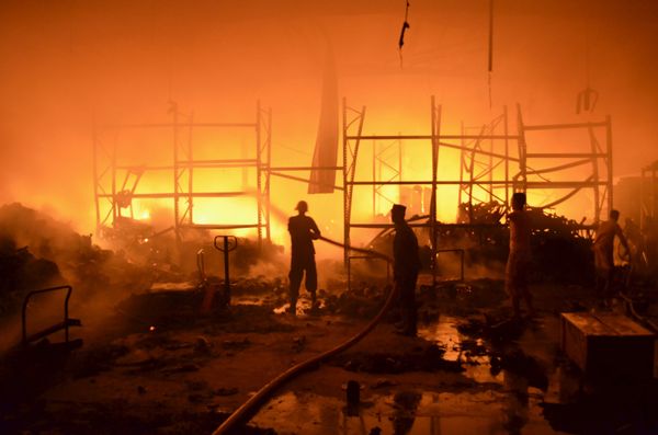 Firefighters attempt to extinguish a fire at a foodstuff storage facility destroyed by a Saudi-led air strike in Yemen's Red Sea port city of Houdieda January 6, 2016. Firefighters attempt to extinguish a fire at a foodstuff storage facility destroyed by a Saudi-led air strike in Yemen's Red Sea port city of Houdieda January 6, 2016. - Sputnik International
