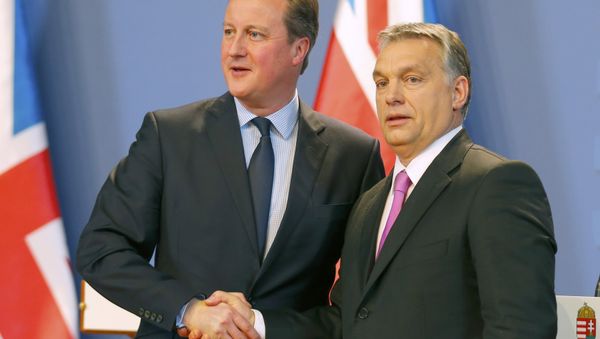 British Prime Minister David Cameron and Hungarian Prime Minister Viktor Orban (R) shake hands after a news conference in Budapest, Hungary January 7, 2016. - Sputnik International